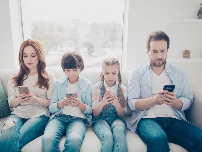 In famiglia con lo smartphone: tutti insieme (silenziosamente)